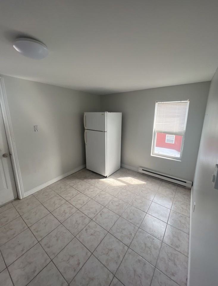 475 Robinson St - Photo 2 of 6