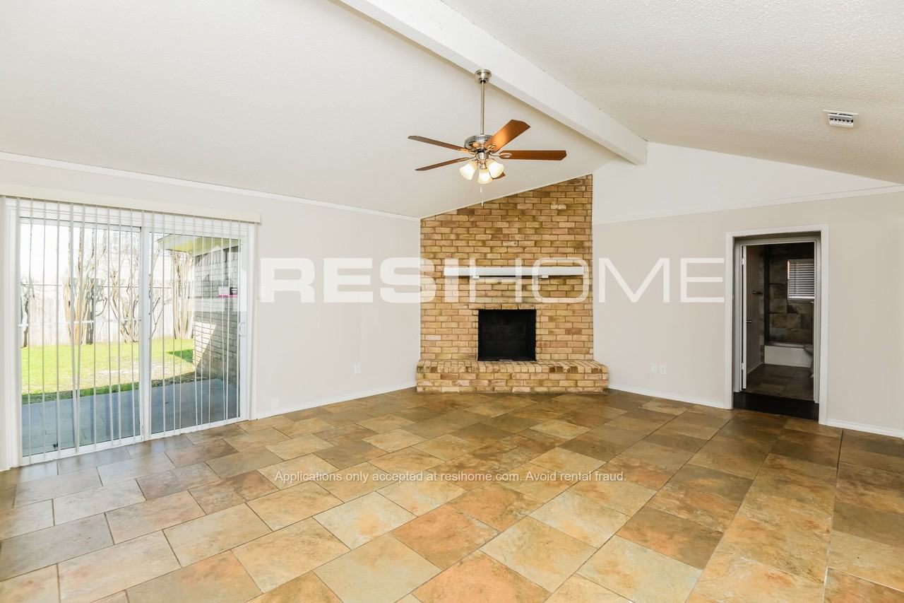 1304 Lyric Dr - Photo 3 of 18