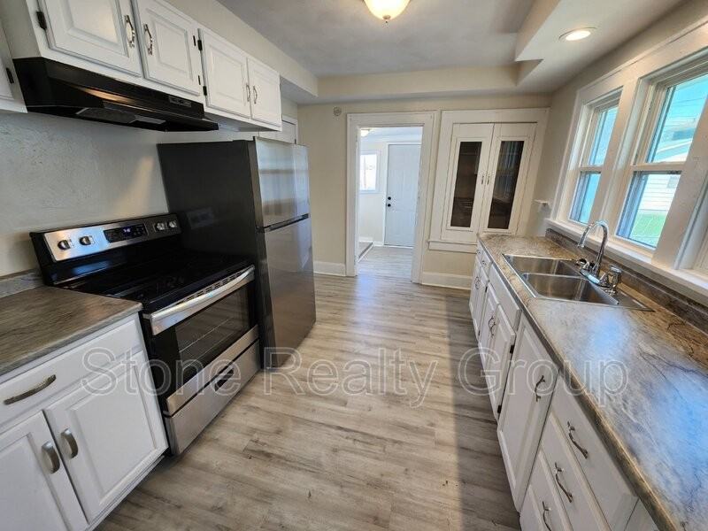 3008 Fenwood Ave - Photo 3 of 9