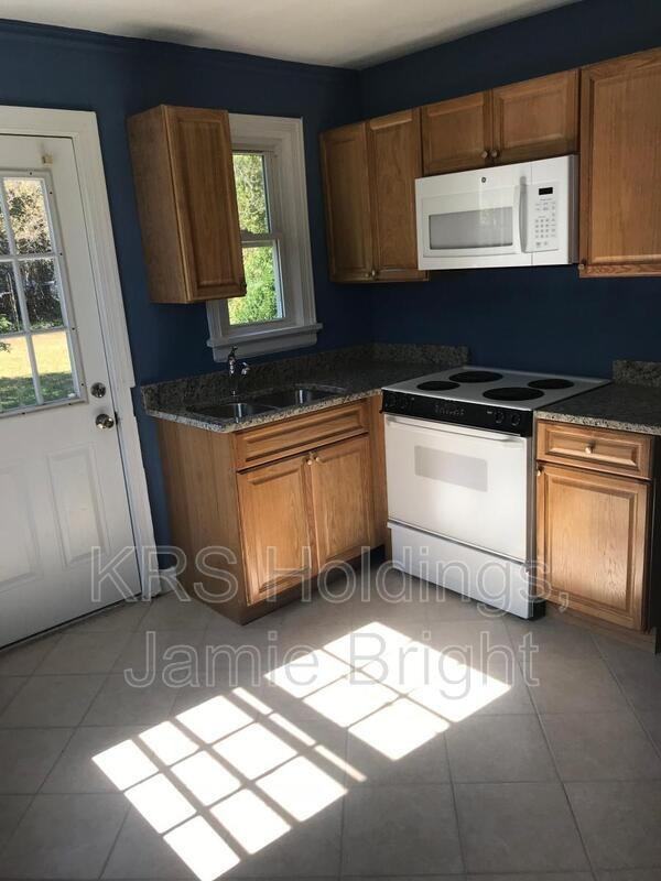 1736 Gross Ave - Photo 3 of 12