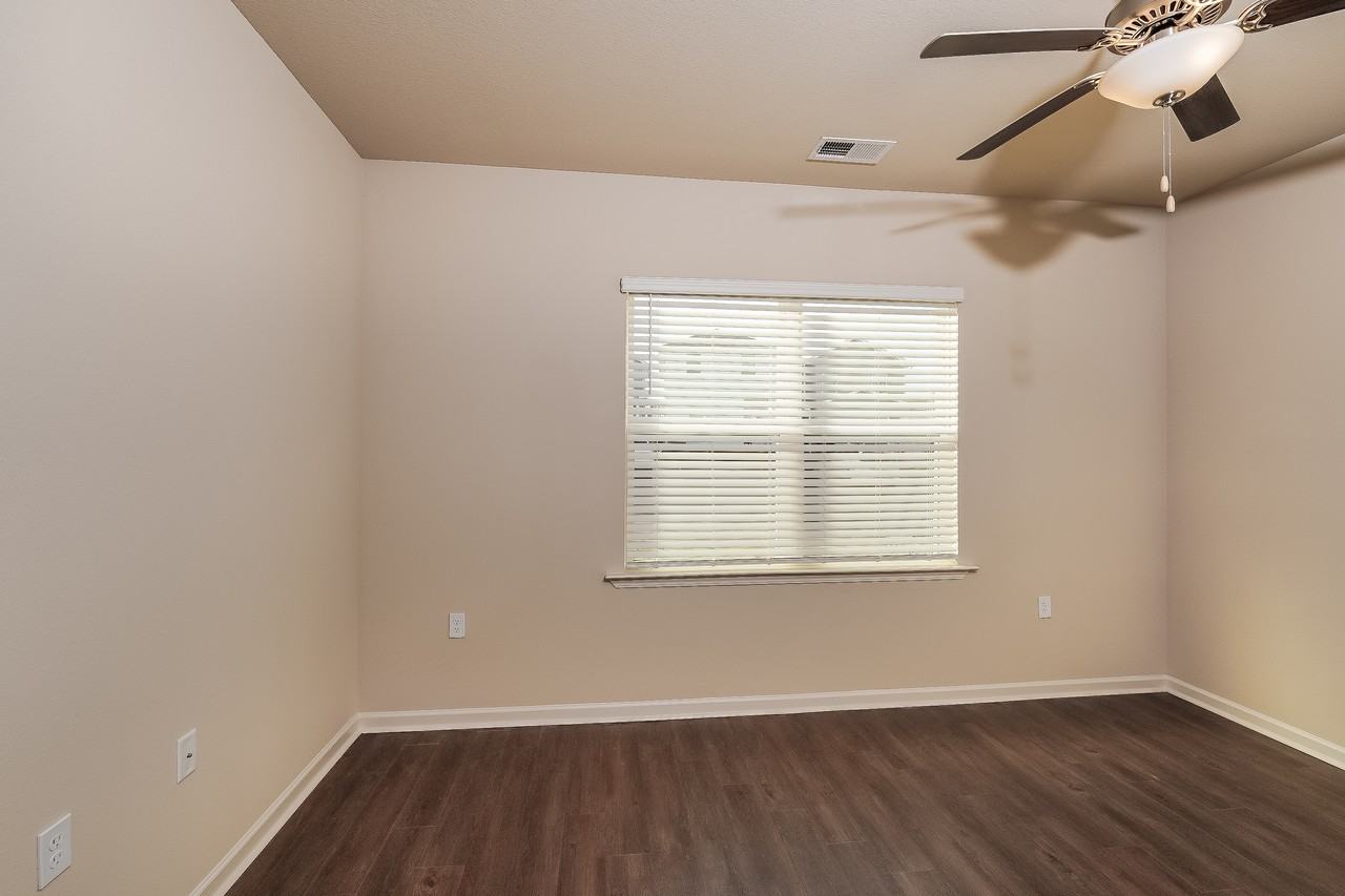 7049 7049 Broad St - Photo 2 of 21