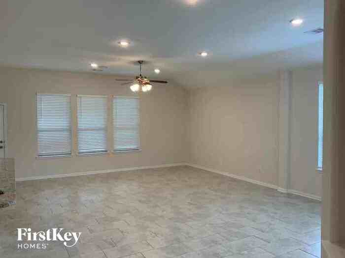 6739 Mecom Rd - Photo 2 of 10