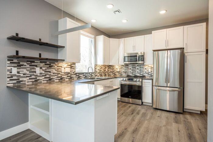 741 Washington Ave #302