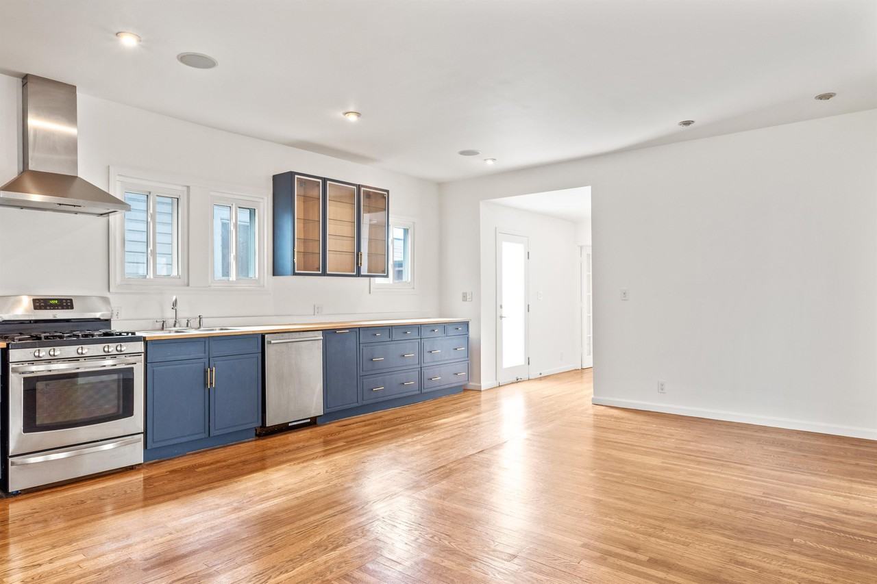 319 E 17th St - Photo 2 of 33