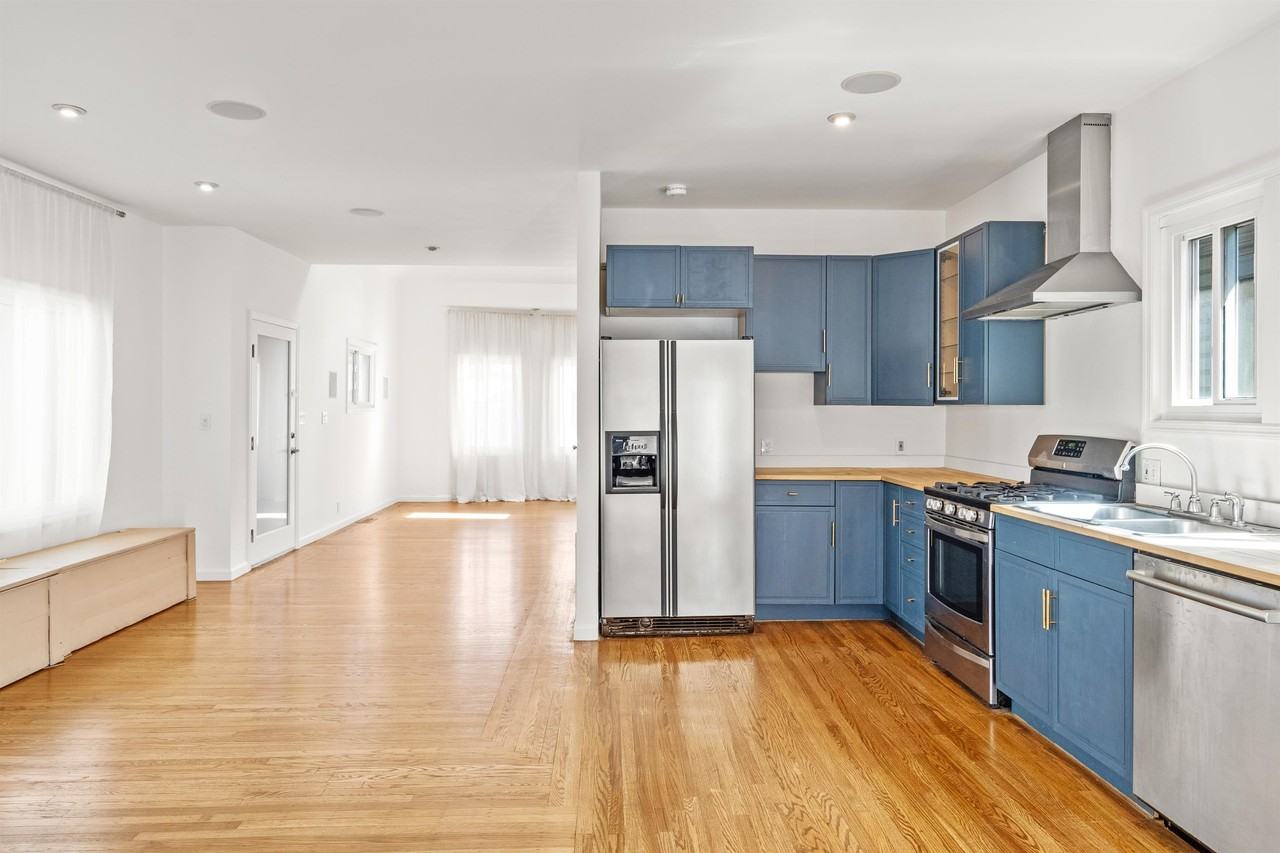 319 E 17th St - Photo 3 of 33