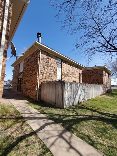 3610 Hawthorne Dr - Photo 3 of 6