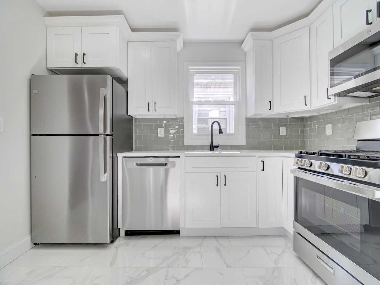 159 Roosevelt Avenue #1st floor - Photo 4 of 19