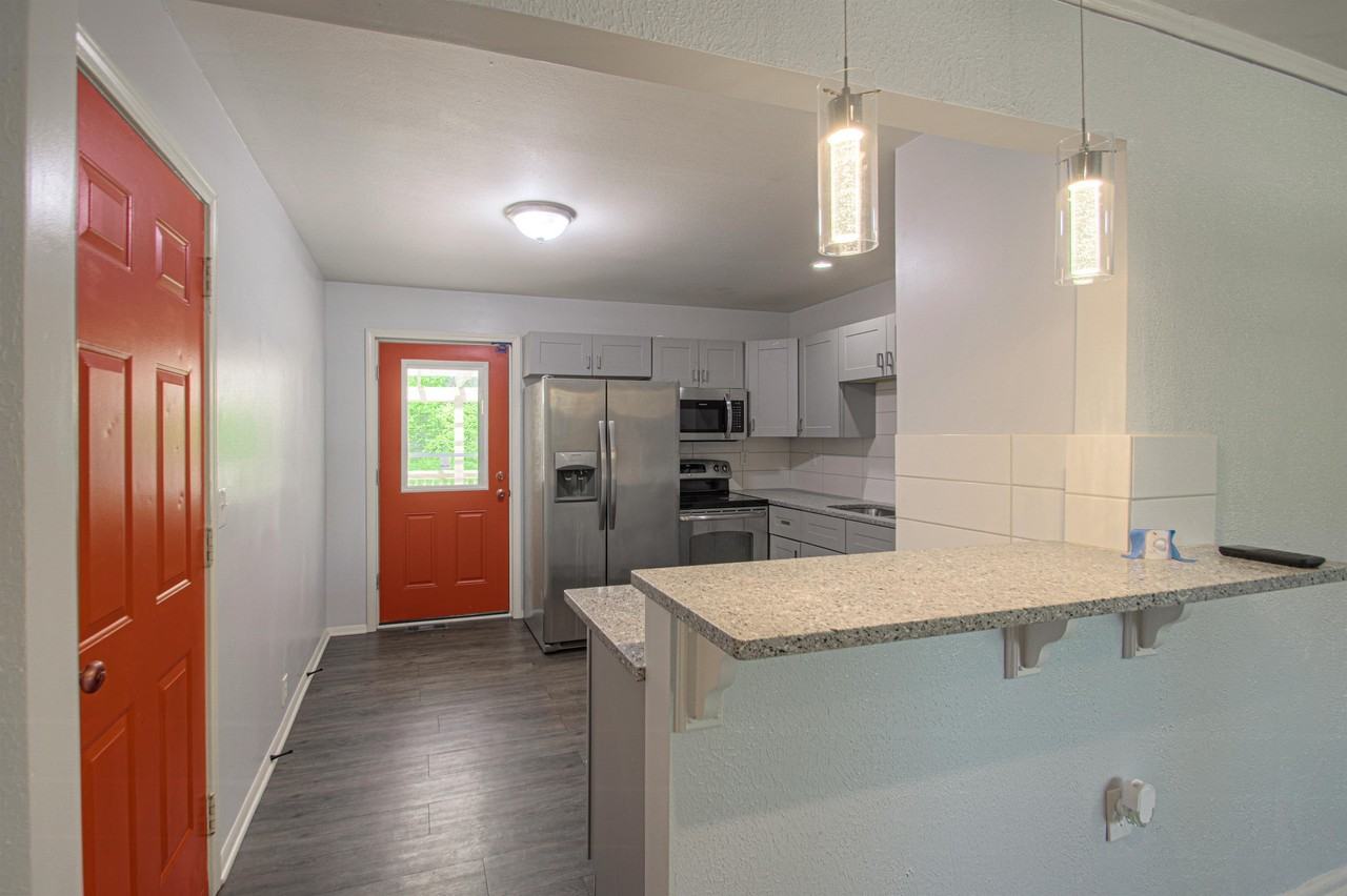 10810 Ewing Ave #1 - Photo 4 of 20