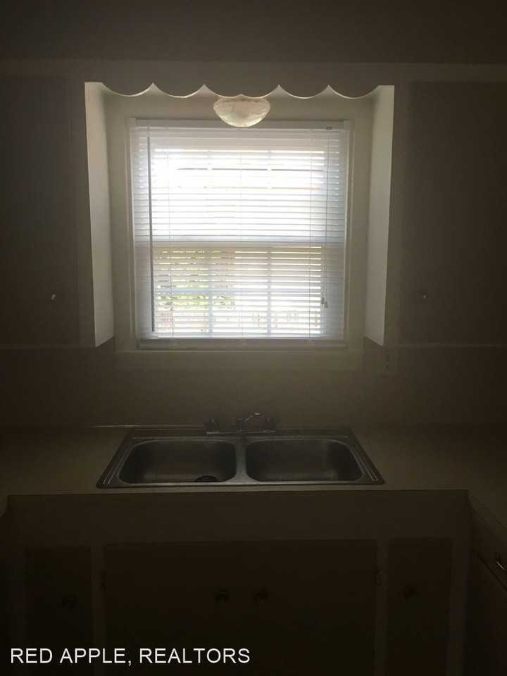 1142 Green St - Photo 2 of 15
