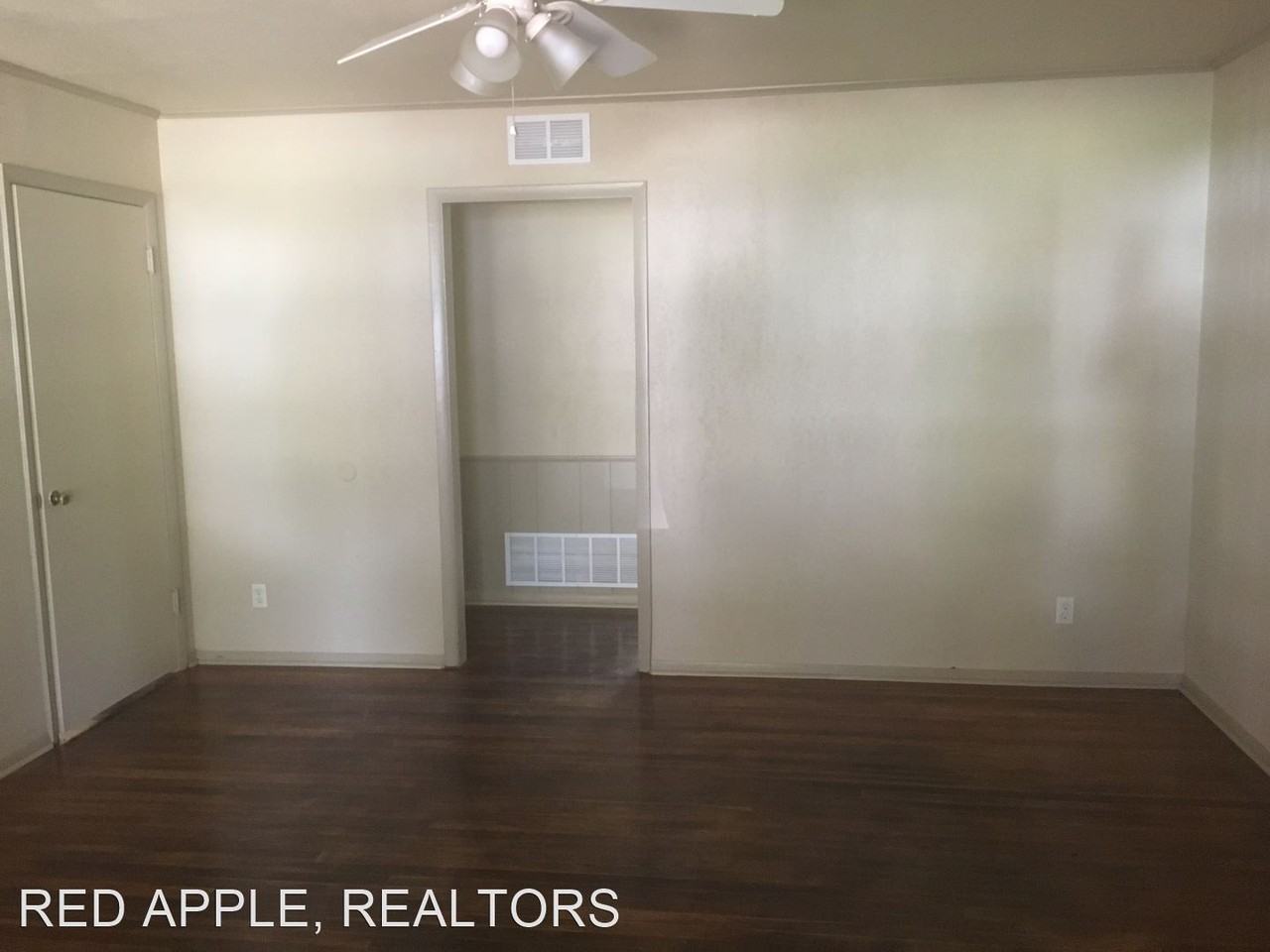 1142 Green St - Photo 3 of 15