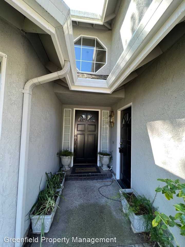 806 Riviera Ct - Photo 2 of 44