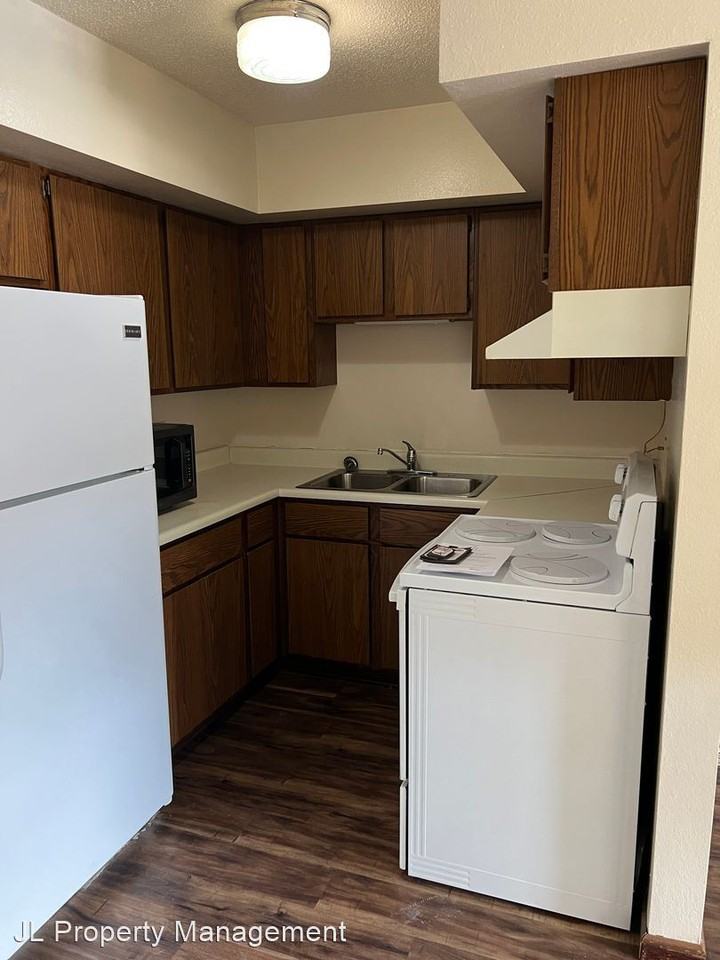 1005 E 4th Street - Photo 2 of 9