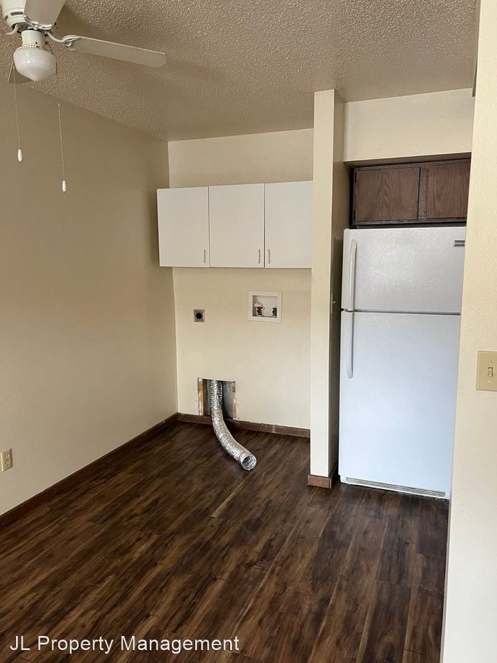 1005 E 4th Street - Photo 3 of 9