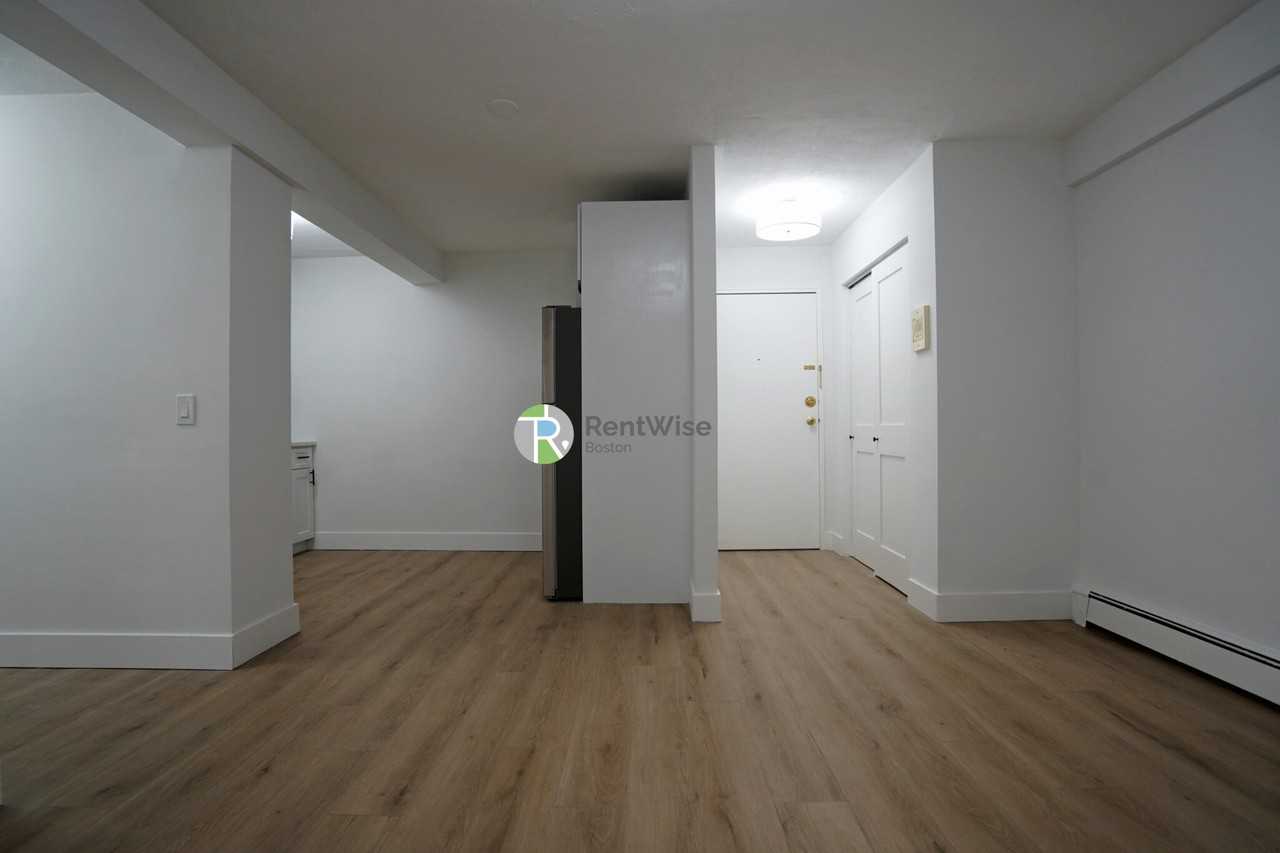 741 E 6th St #7 - Photo 4 of 43