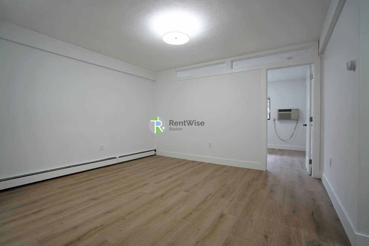 741 E 6th St #7 - Photo 5 of 43