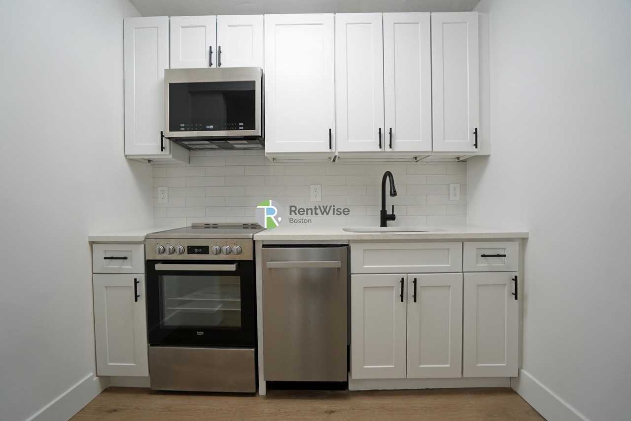 741 E 6th St #7 - Photo 6 of 43