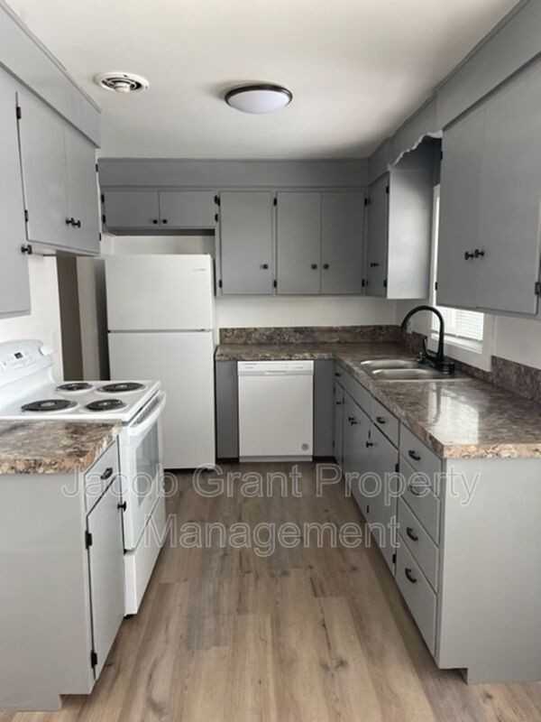 1703 Raymond Dr - Photo 5 of 17