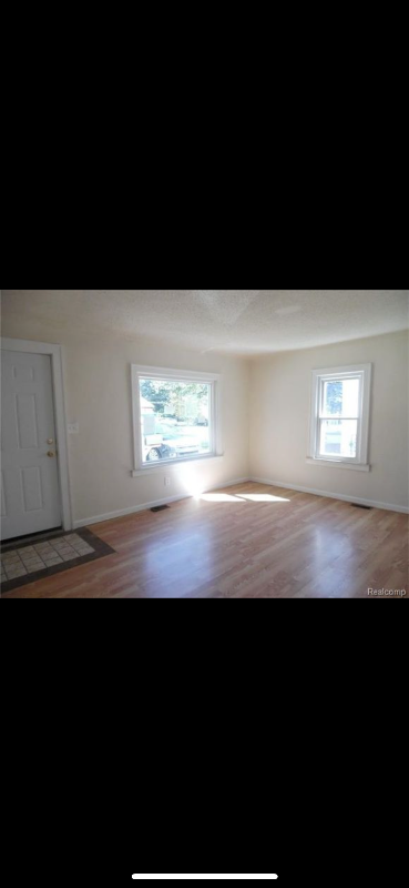 9121 Hugh St - Photo 4 of 15