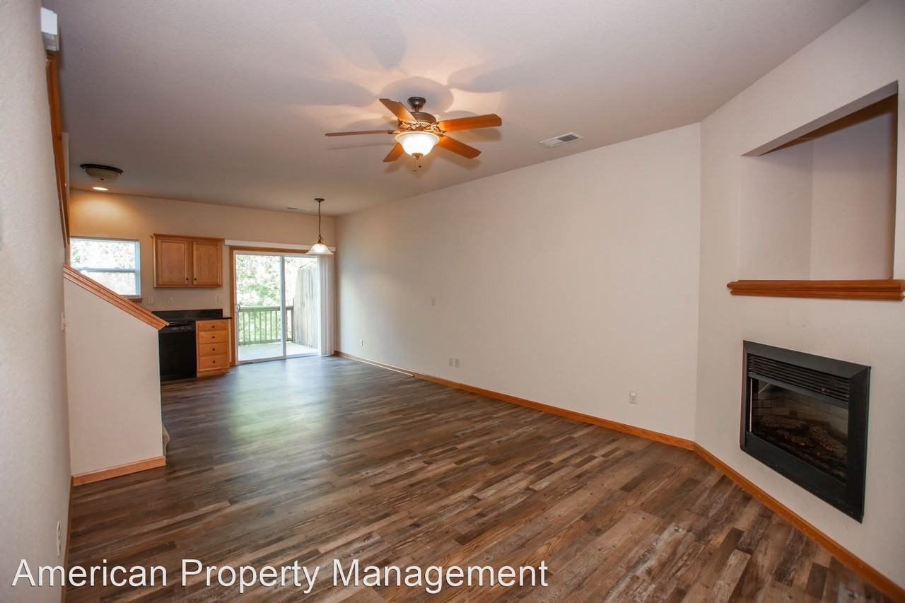 622 Oakbrook Pl - Photo 2 of 17