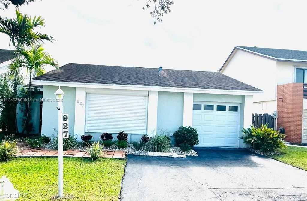 927 Nw 106th Avenue Cir - Photo 2 of 8