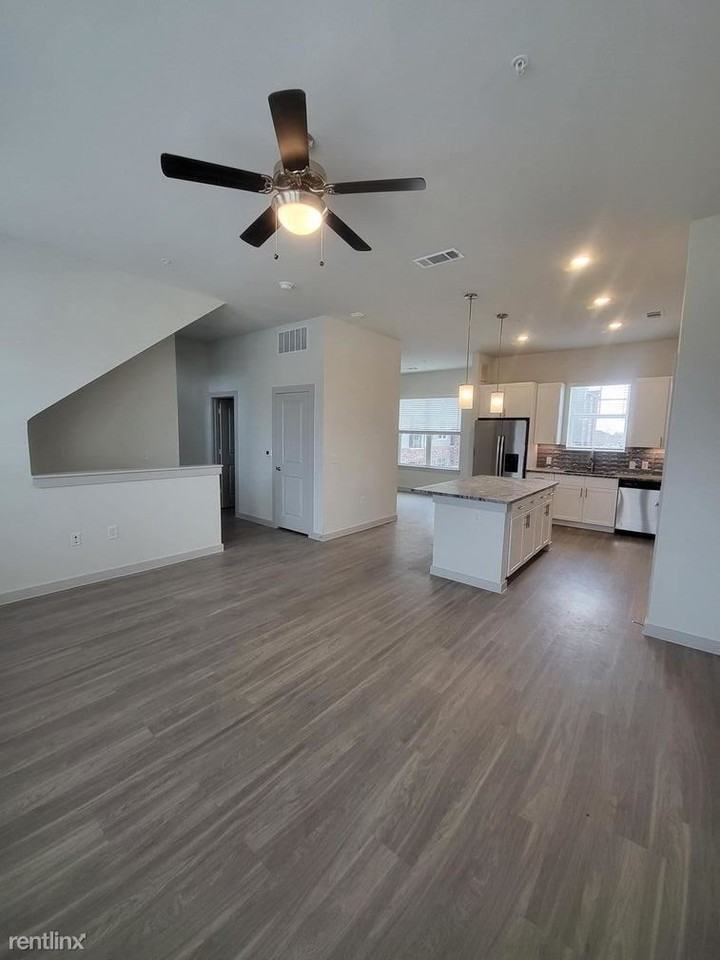 9779 Fannin Railway Apartments in Central Southwest, Houston, TX 77045 Zumper