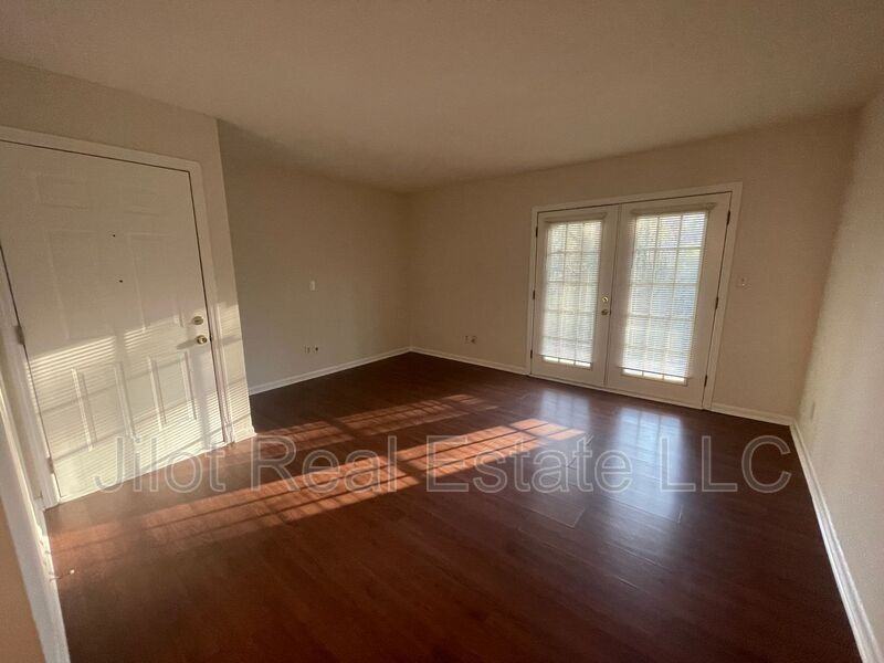 2711 Fairlee Dr #B8 - Photo 2 of 11