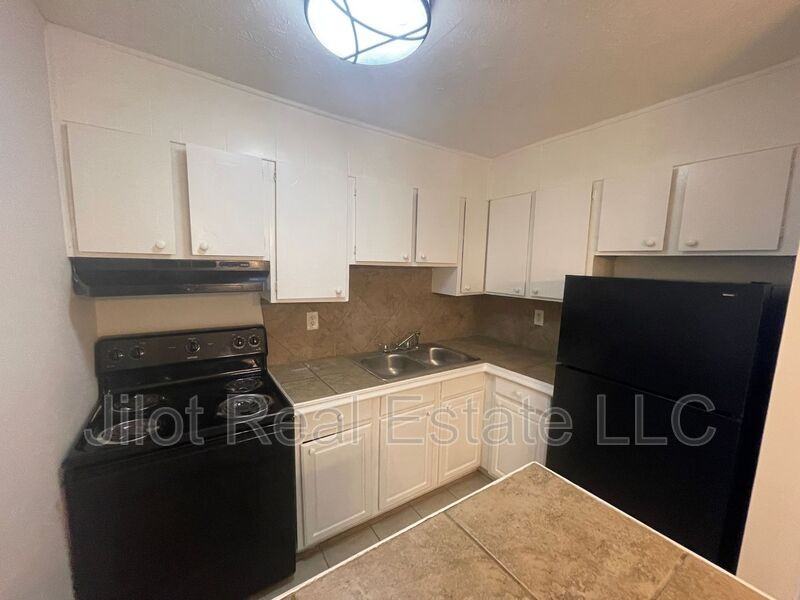 2711 Fairlee Dr #B8 - Photo 4 of 11