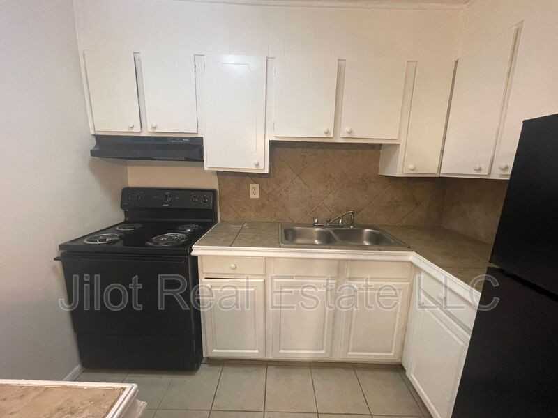 2711 Fairlee Dr #B8 - Photo 5 of 11