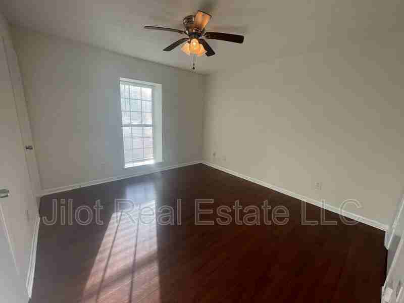 2711 Fairlee Dr #B8 - Photo 6 of 11
