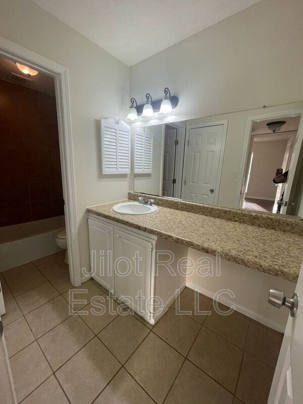 2711 Fairlee Dr #B8 - Photo 7 of 11