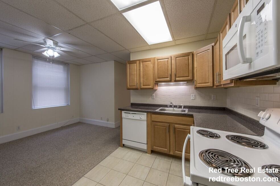 7 Barrows St #B - Photo 2 of 5