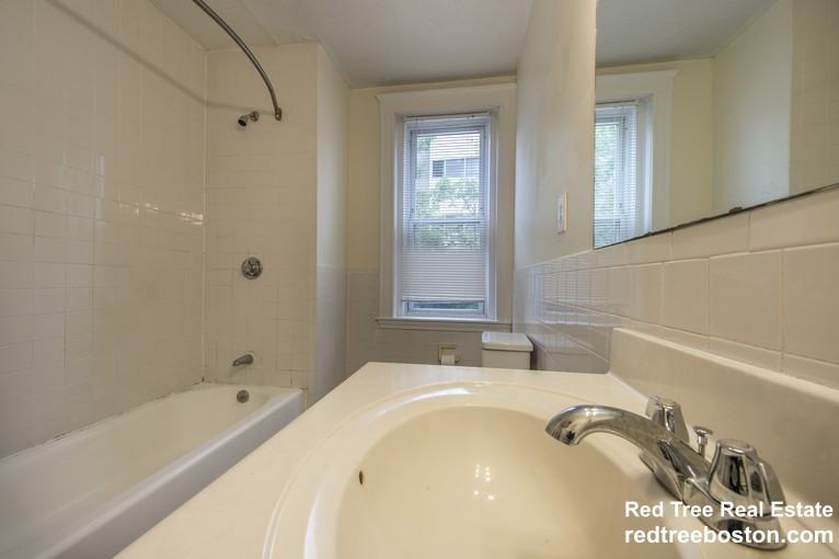 7 Barrows St #B - Photo 3 of 5