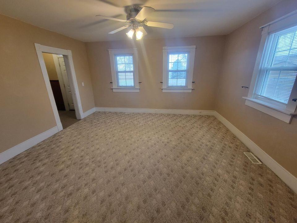 1071 Lincoln Ln - Photo 2 of 11