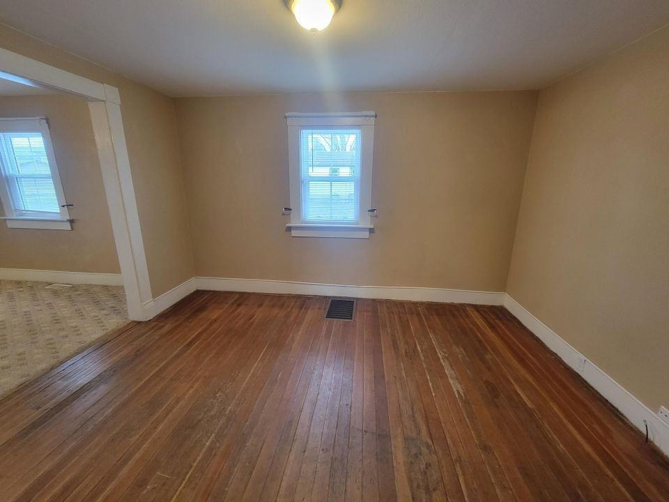 1071 Lincoln Ln - Photo 4 of 11