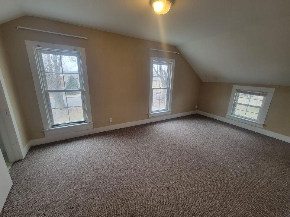 1071 Lincoln Ln - Photo 6 of 11