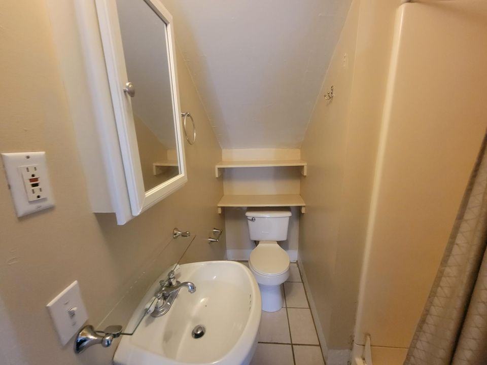 1071 Lincoln Ln - Photo 7 of 11