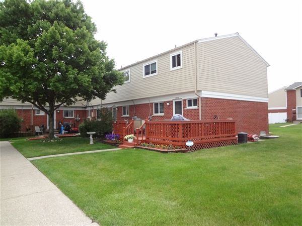 Townhouse Plaza Cooperative - Photo 2 of 11