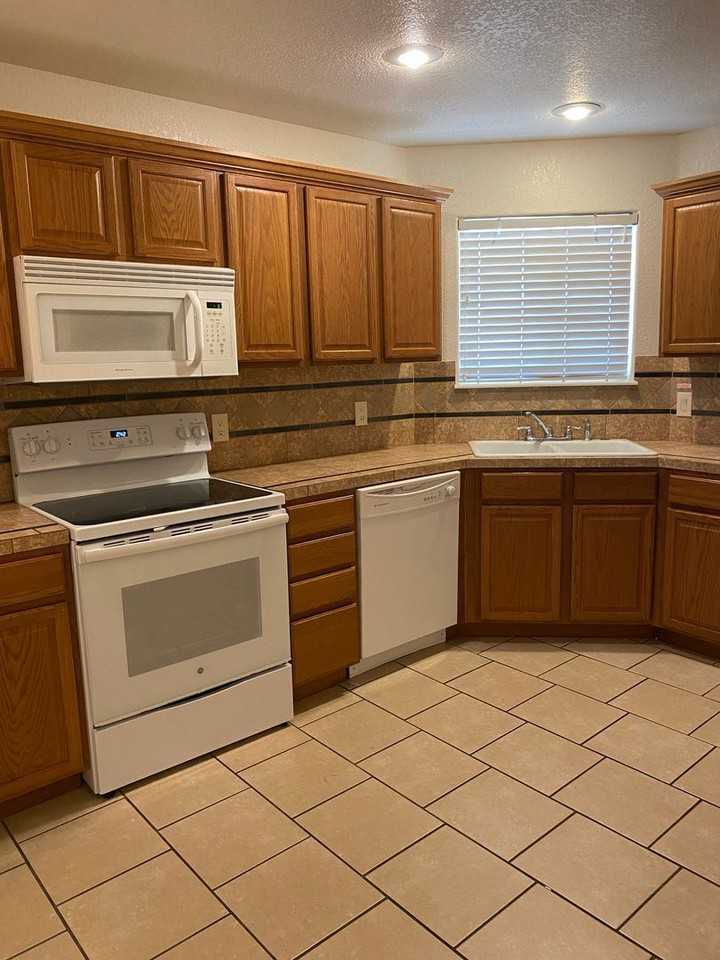 1005 S Wyoming Ave - Photo 2 of 17