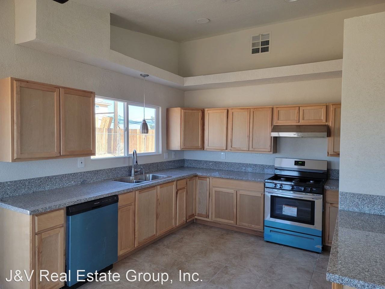 8513 Walpole Ave - Photo 3 of 19