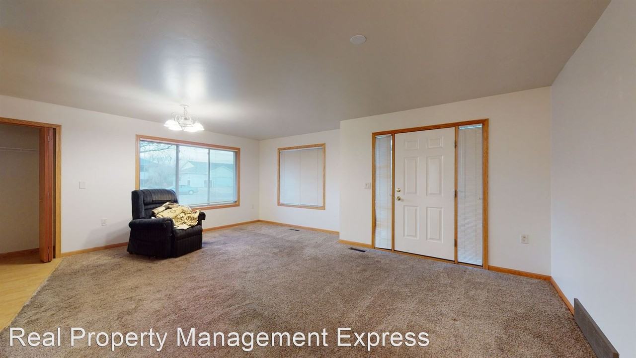 5200 S Baneberry Ave - Photo 3 of 10