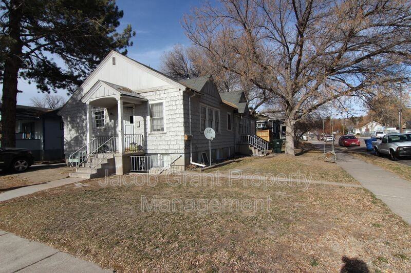 1110 E Lewis St #1-2 - Photo 6 of 8