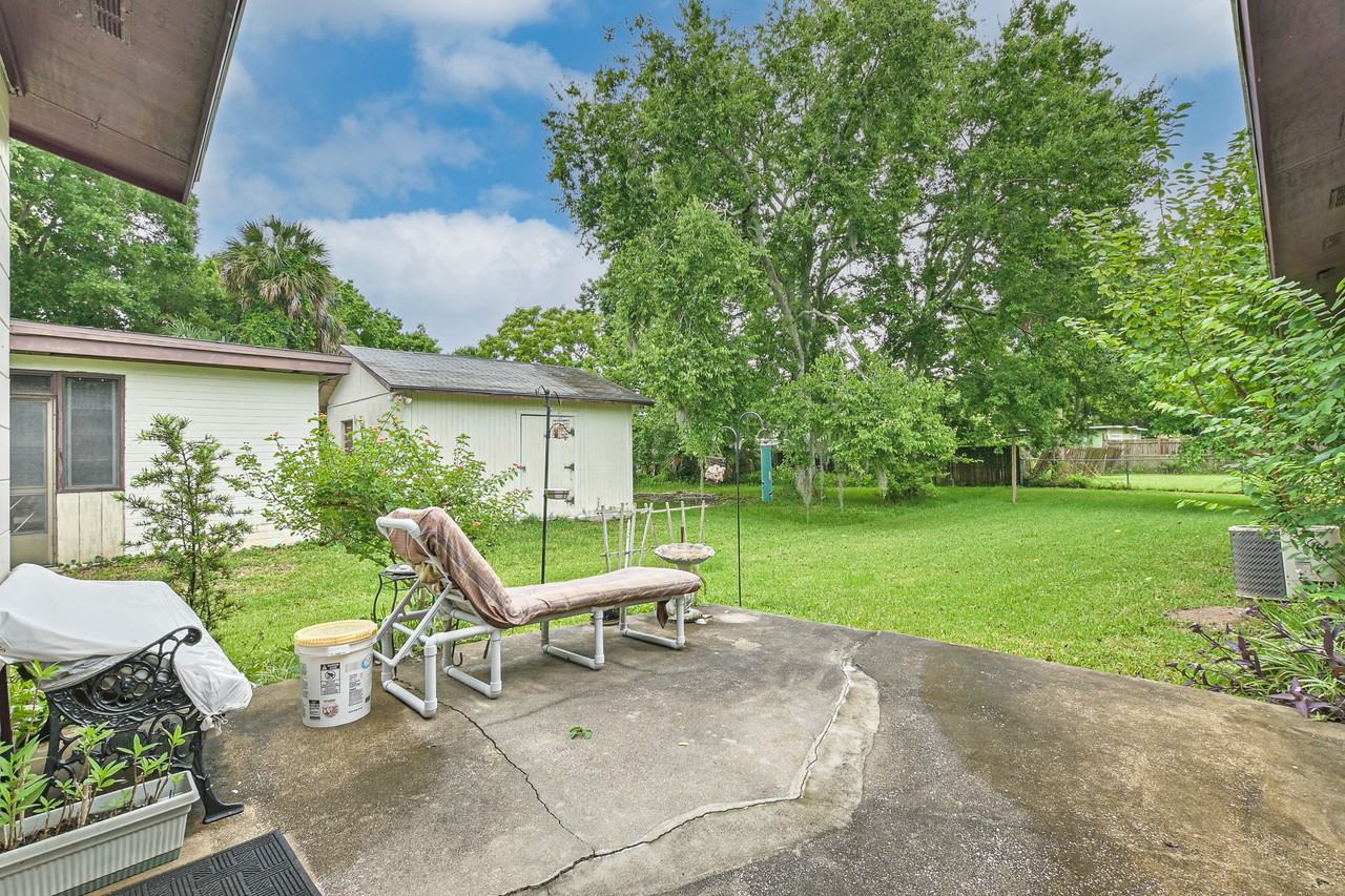 637 6Th St - Photo 2 of 10