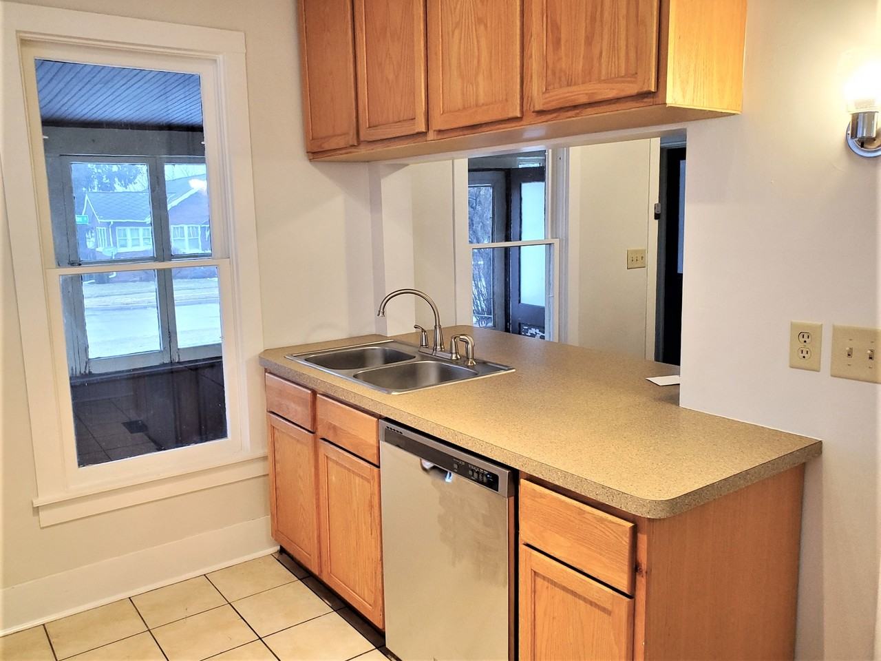 102 E Washington St #1 - Photo 6 of 12