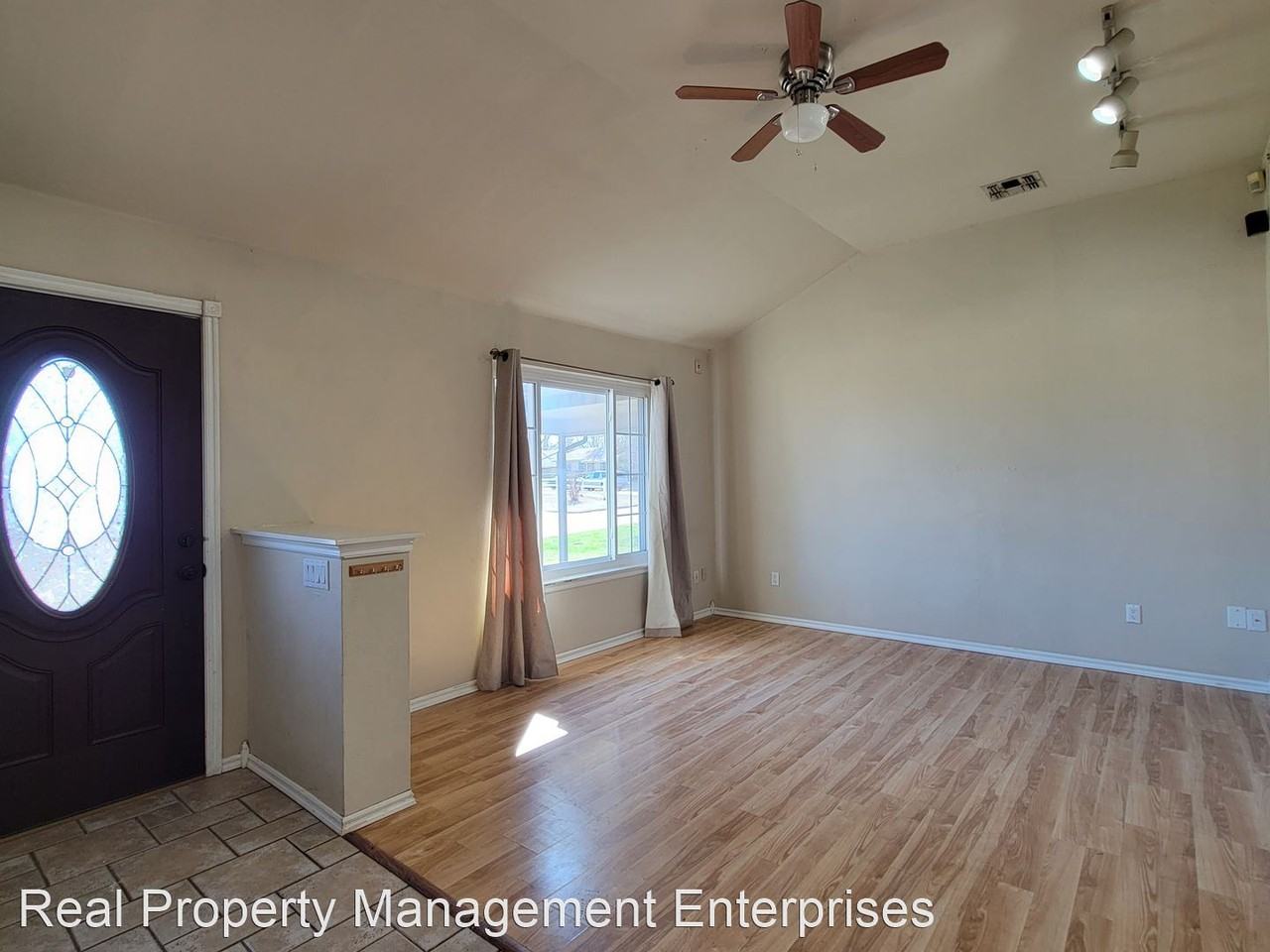 4205 Se 47th St - Photo 3 of 16