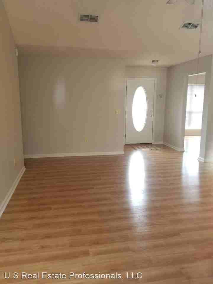 504 Bedford Ct - Photo 3 of 20