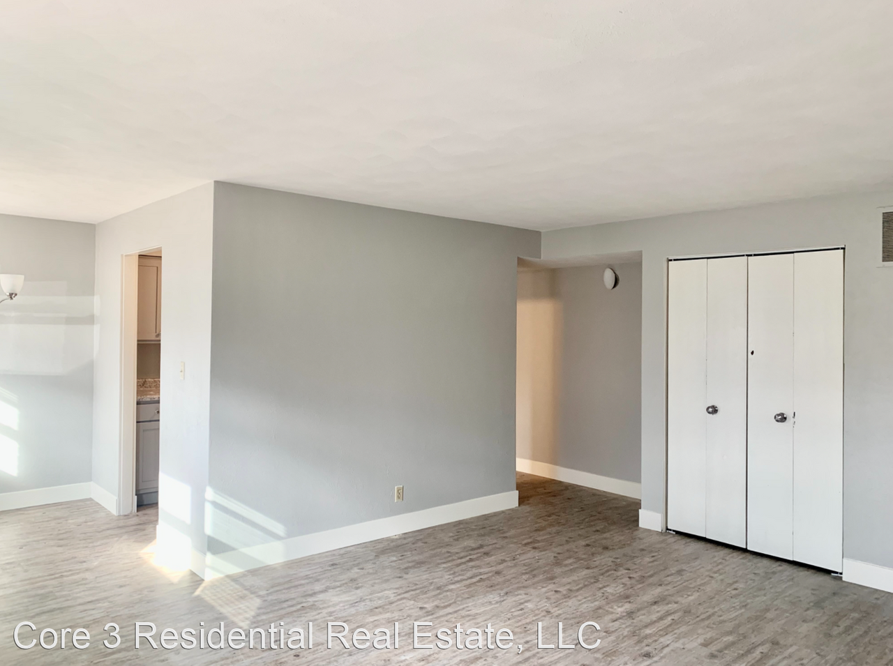 4026/4028 N Illinois Ave - Photo 3 of 6