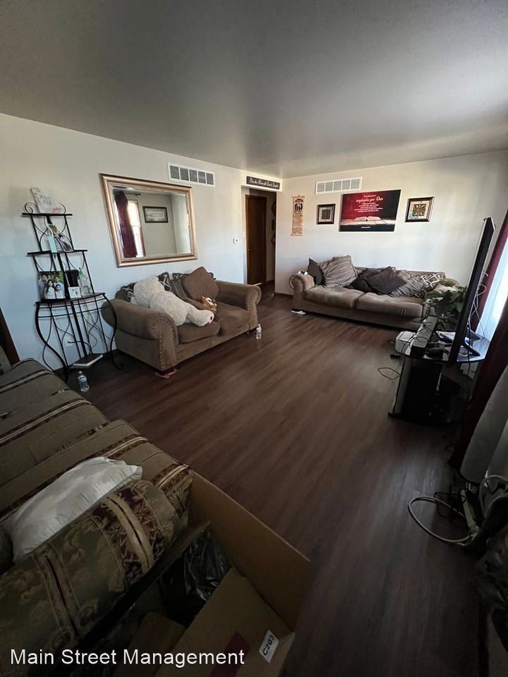 240 N Locust St - Photo 2 of 11