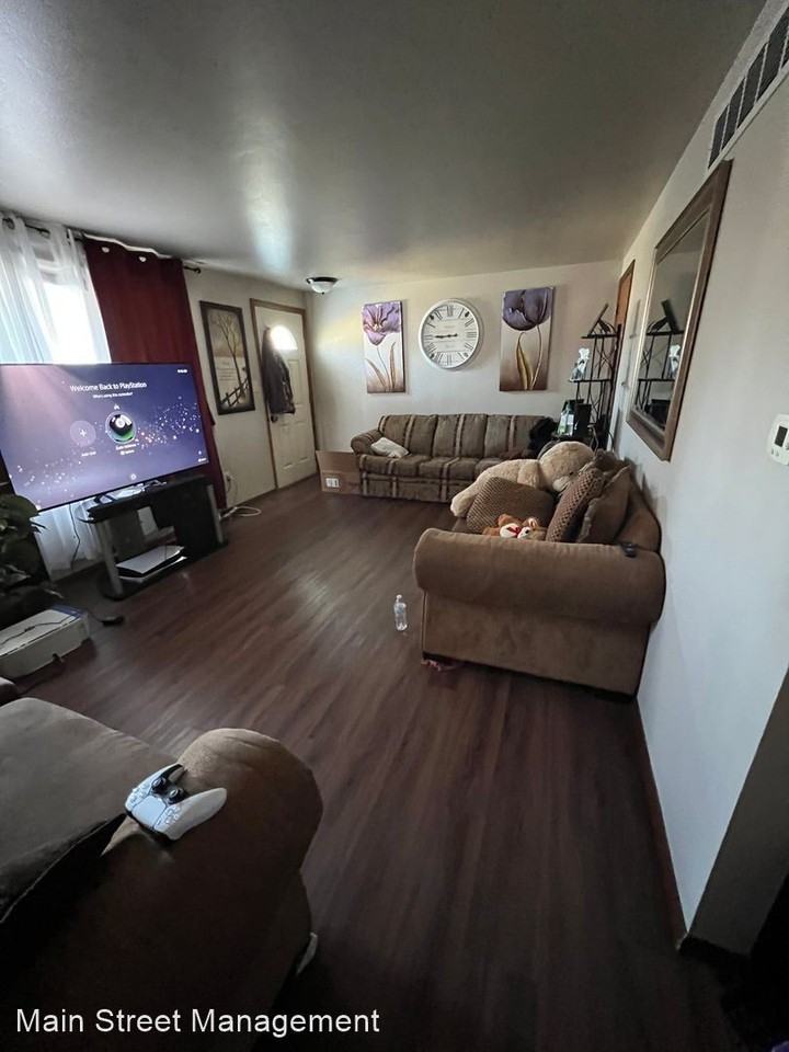 240 N Locust St - Photo 3 of 11