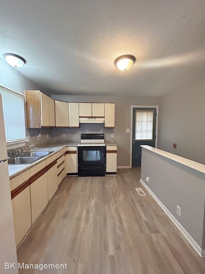 1615 Center St - Photo 3 of 8