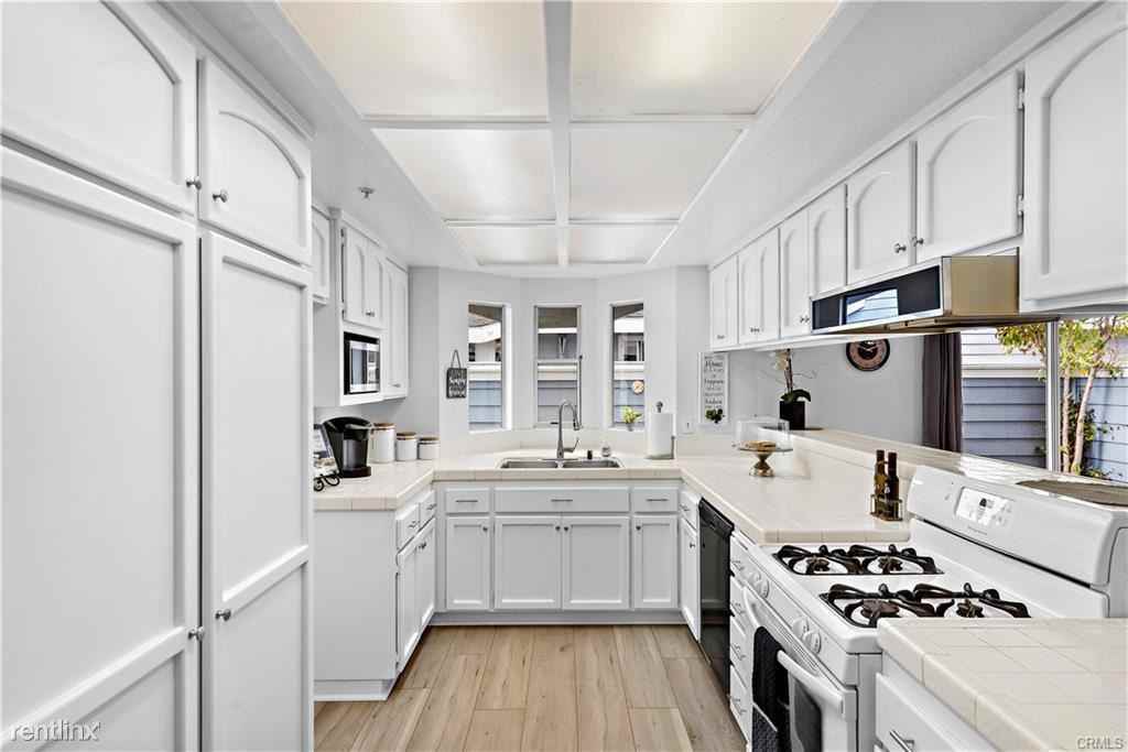 19116 Queensport Ln #E - Photo 2 of 10